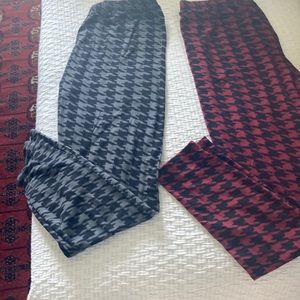 Pair of leggings with houndstooth pattern.